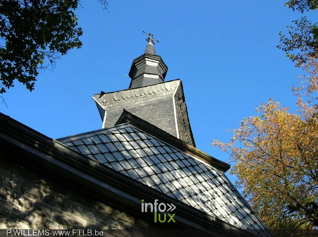 L'allée de tilleuls menant à la chapelle de la Sainte-Trinité