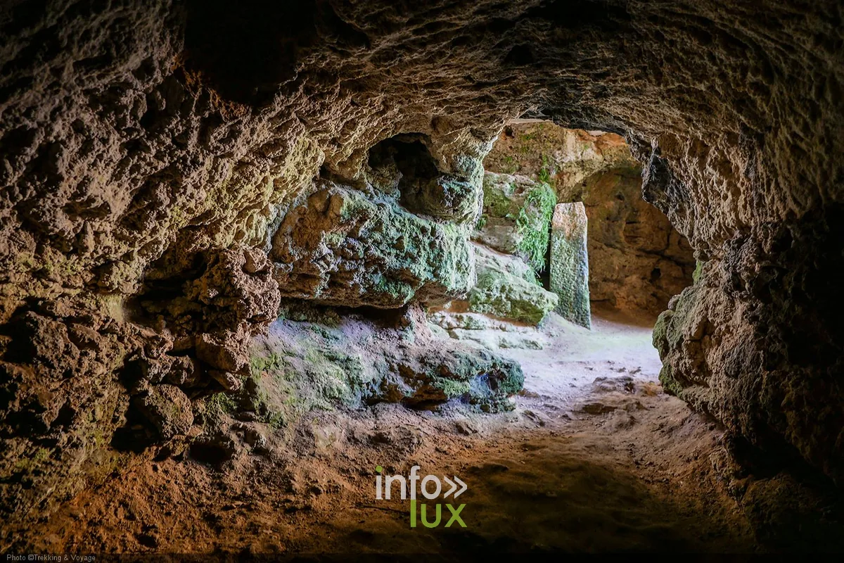 Le Trou des Fées, creusé dans la roche à Chassepierre