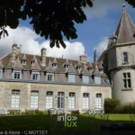 Le château des Comtes d'Ursel à l'entrée de Durbuy, au bord de l'Ourthe