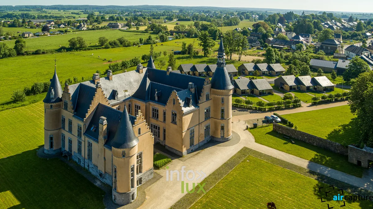 Vue aérienne du château du Faing à Jamoigne (Chiny), en Gaume