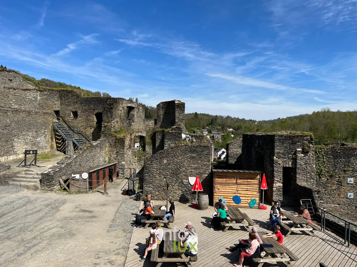 Cour intérieure des ruines du château féodal de La Roche-en-Ardenne