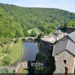 Le château fort de Bouillon et ses remparts dominant la boucle de la Semois