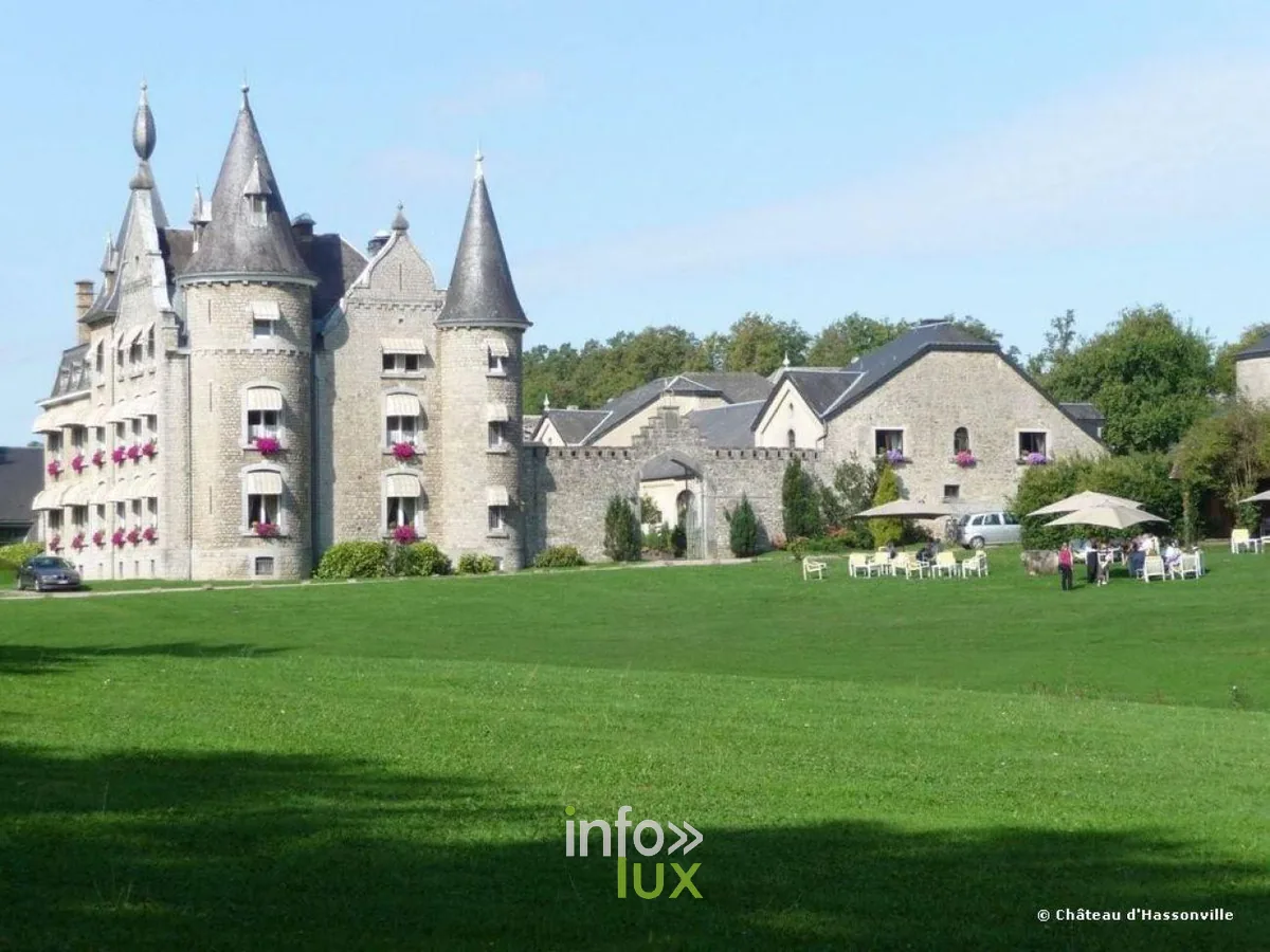 Le château d'Hassonville et ses tourelles, hôtel de prestige à Marche-en-Famenne