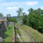 Ruines du château médiéval d'Herbeumont sur la crête dominant la Semois