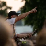 Guitariste du tribute AC/DC High Voltage, doigt levé vers le public, au LTBR 2026 de Vielsalm