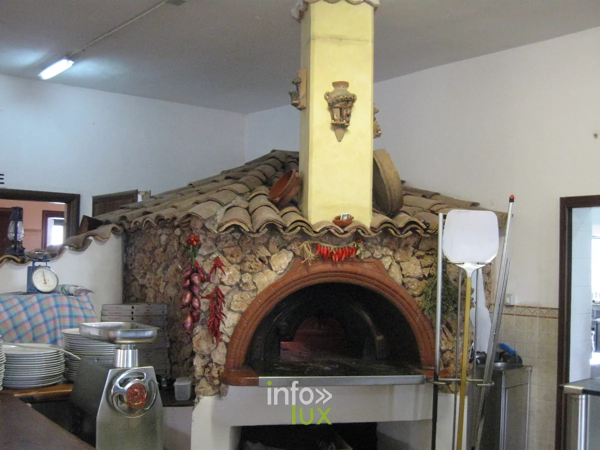 Four à bois traditionnel pour la cuisson des pizzas napolitaines