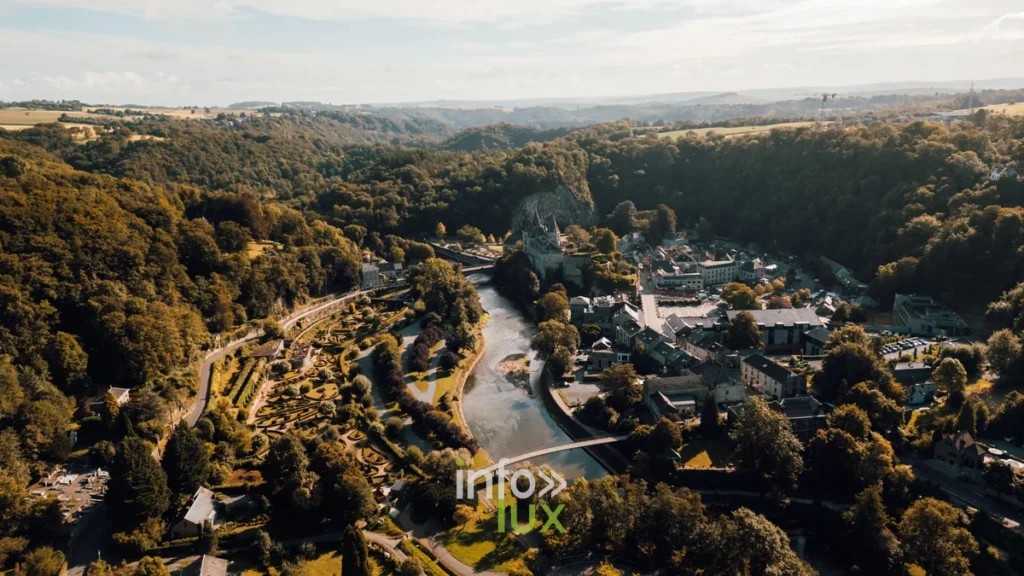 Panorama sur la vieille ville de Durbuy et le méandre de l'Ourthe