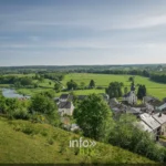 Le village de Chassepierre dans son méandre de la Semois