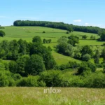 Le village de Fanzel et le Bois Gérard dans le bocage de la Famenne