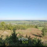 Le vaste paysage de la Lorraine belge depuis le panorama de la Hêtraie à Musson