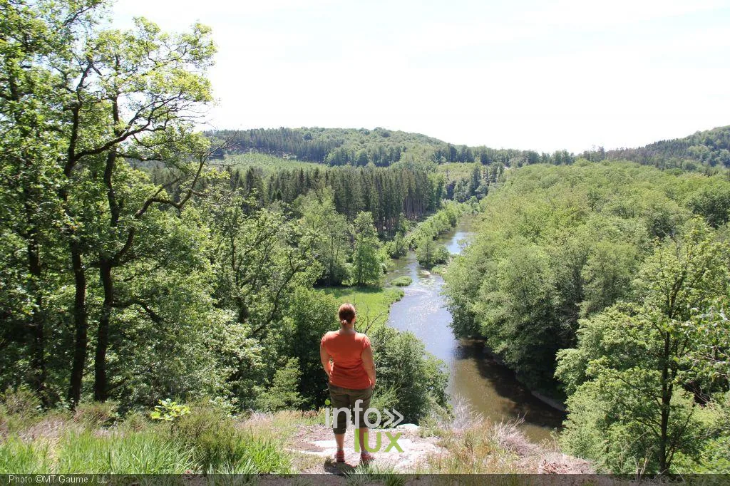 Le méandre de la Semois au pied de la Roche de l'Écureuil, à Chiny Le méandre de la Semois au pied de la Roche de l'Écureuil, à Chiny