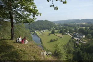 Vue sur le château d'Herbeumont et la Semois depuis les Roches du Moulin