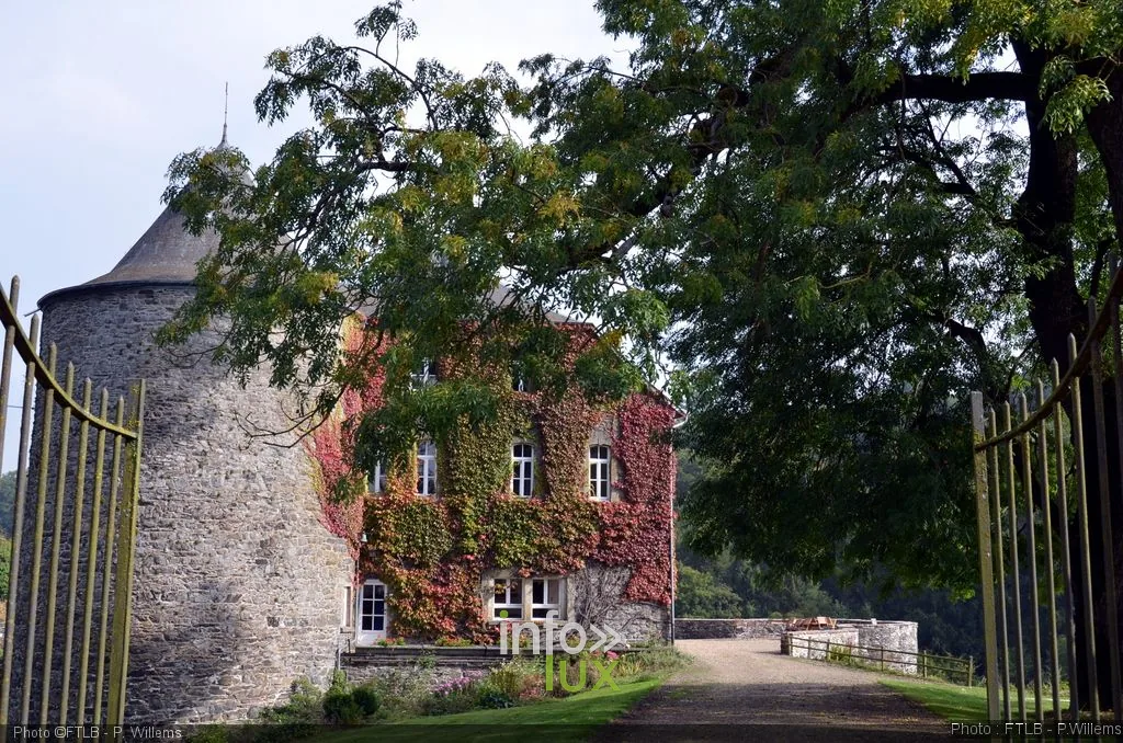 Le château de Rolley, les ruines de l'ancien château et alentours à Bertogne, château en province de Luxembourg