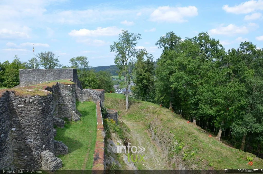 Ruines du château médiéval d'Herbeumont à Herbeumont, château en province de Luxembourg